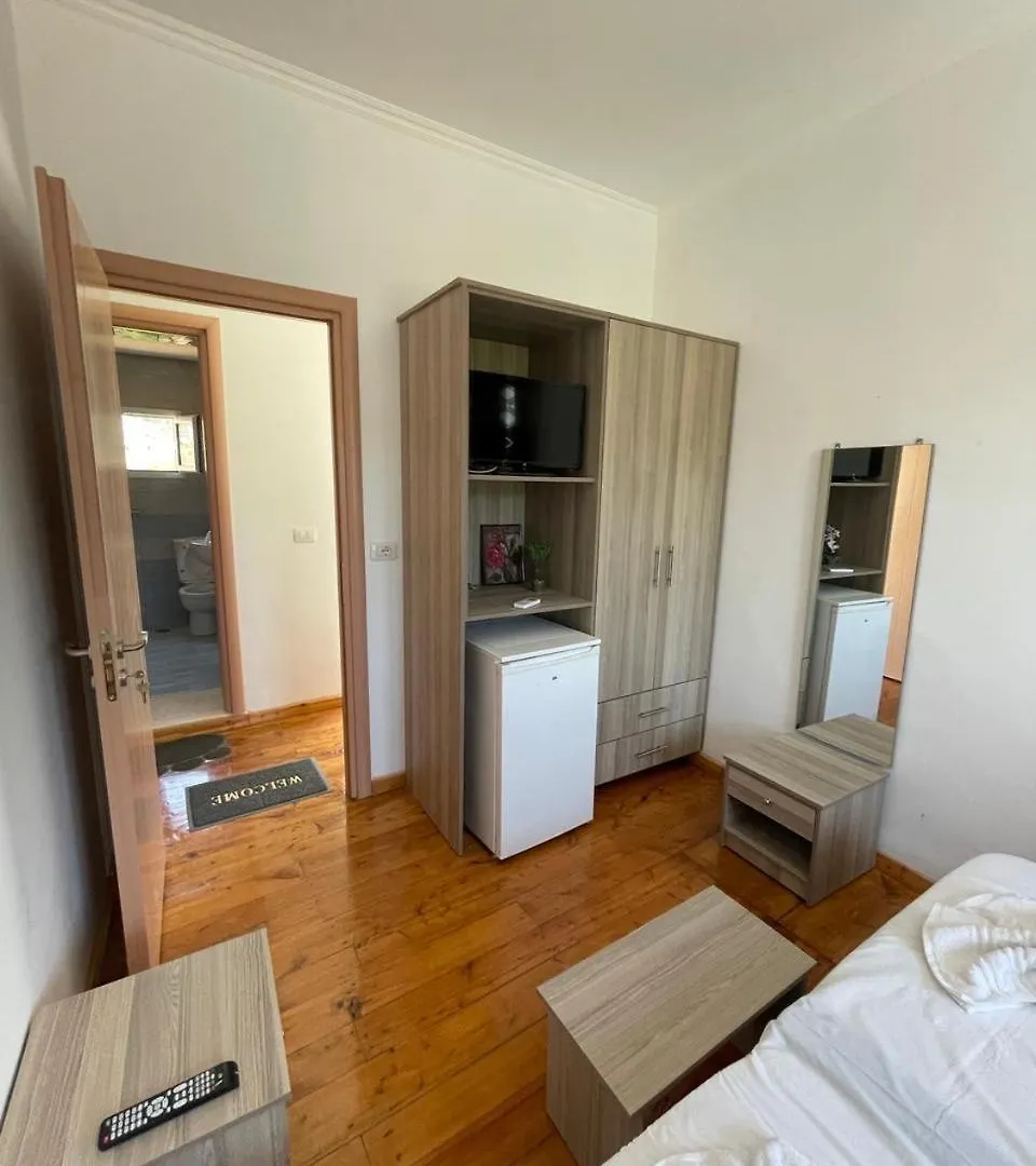 Pensión Gezos Apartment Himarë