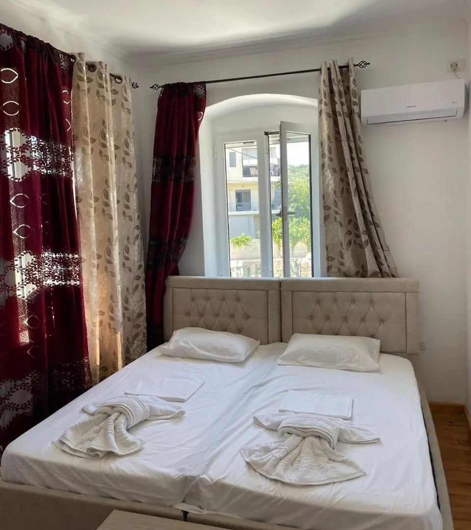 Gezos Apartment Himarë 0*,